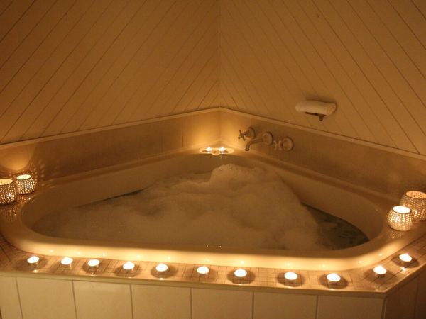 Corner spa bath